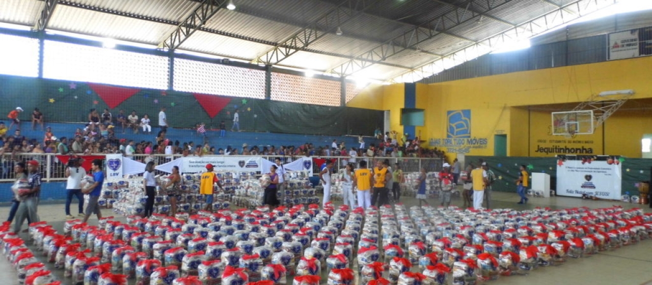 NATAL PERMANENTE LBV E ASSOCIAÇÃO DE CAPOEIRA ARTE E MANDINGA - ACAM (ALMENARA) 12/2016